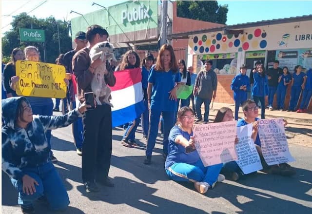 Padres y estudiantes de Luque reclaman docentes al MEC
