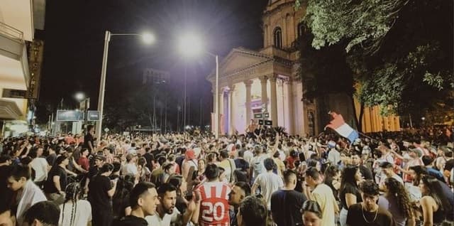 Hinchas albirrojos colmaron las calles tras victoria de Paraguay