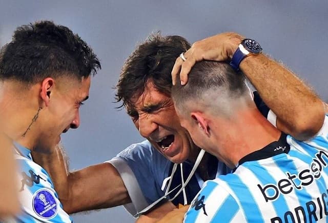 Racing vence a Corinthians y clasifica a la final en la Nueva Olla
