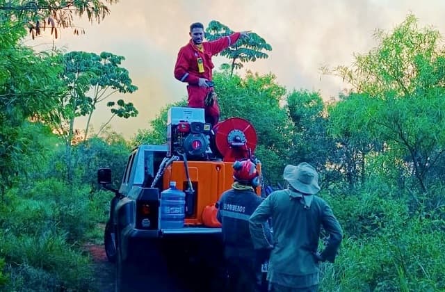 Bomberos de Itaipu controlan incendio en Tatí Yupí e instan a prevenir