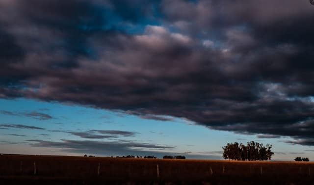 Jornada cálida con lluvias dispersas y cielo nublado