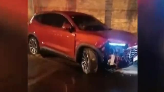 Coronel ebrio choca vehículos estacionados y es detenido