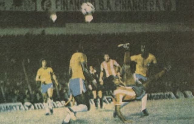 Solo dos paraguayos marcaron chilenas a campeones del mundo