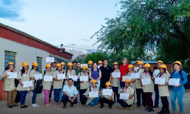 Mujeres indígenas del Chaco se gradúan como albañiles y electricistas