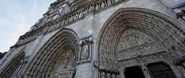 Notre Dame reabre con un renovado esplendor gótico