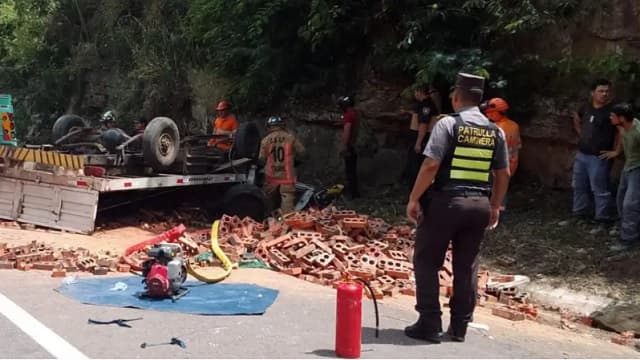 Vuelco de camión en Pedrozo deja dos personas atrapadas