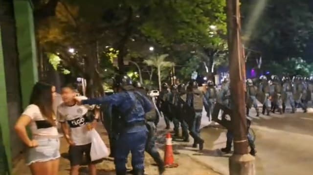 Policía agrede a joven hincha de Olimpia durante festejo