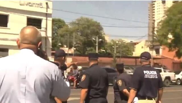 Policía despeja esquina ocupada por limpiavidrios en Asunción