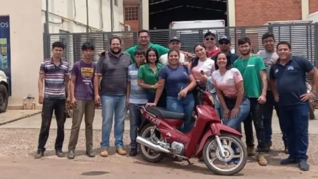 Compañeros le regalan moto nueva tras ser víctima de robo