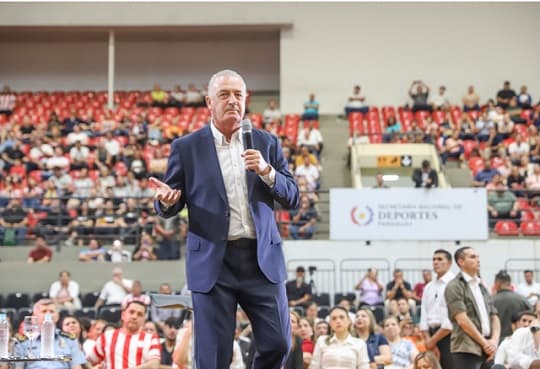 Alfaro inspira a educadores con mensaje de liderazgo y metas