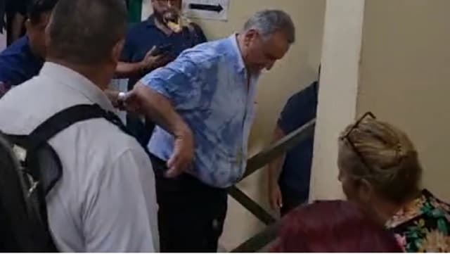 Manifestantes escrachan a Venancio Díaz, presidente de la Caja Municipal de Lambaré