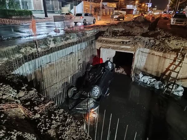 Camioneta cae en obra sin señalizar de avenida Eusebio Ayala