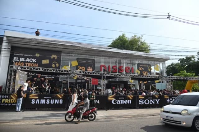 Aglomeraciones y caos vehicular en Asunción por Black Friday