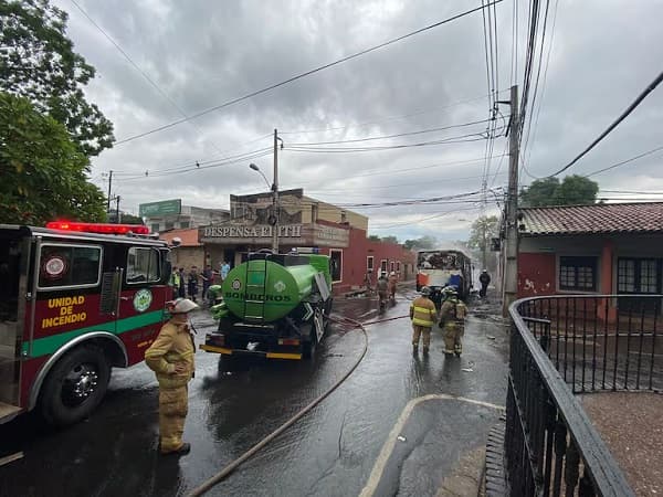 Incendio consume bus en pleno centro de San Lorenzo