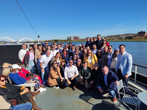 Congreso financia polémico viaje de 15 diputados a Estados Unidos