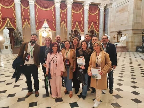 Diputado justifica cuestionado “tour vip” a EE.UU. sin invitación oficial