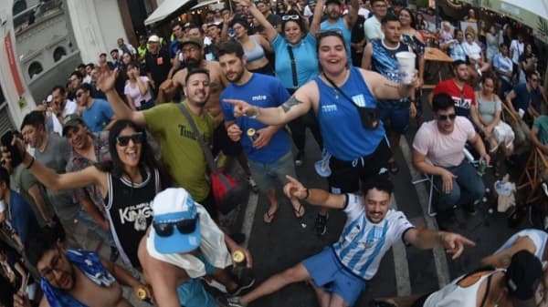 Hinchas argentinos y brasileños destacan hospitalidad paraguaya