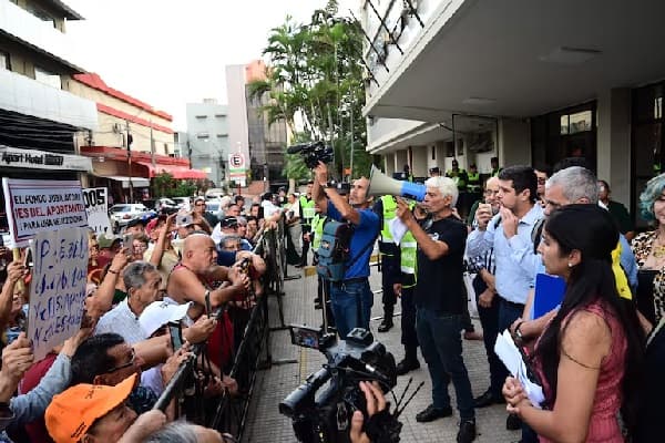 Protesta de trabajadores y jubilados contra Vicente Bataglia