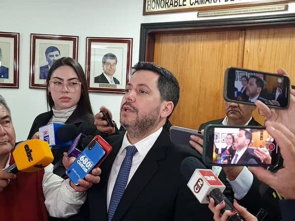 Viaje de diputados a EEUU: Latorre no revela costos al público