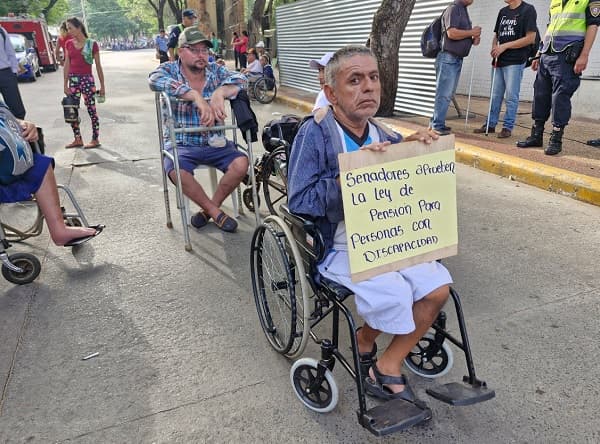 Senado prioriza autoaumentos sobre pensión para discapacitados