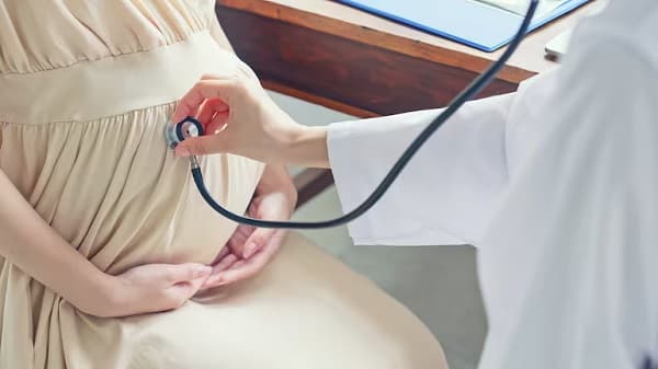 Diputados debaten ampliación de permisos por maternidad y prohibición del criadazgo