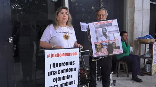 Padres de Sol Chávez se encadenan en reclamo de justicia