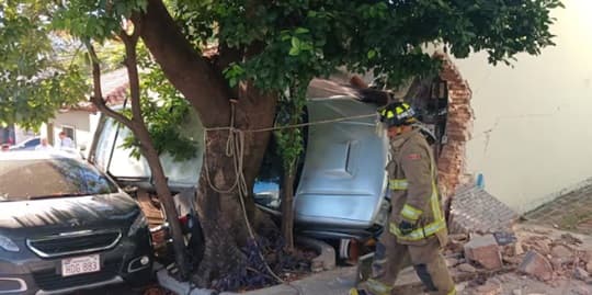 Camioneta termina incrustada en un local tras aparatoso choque en Asunción