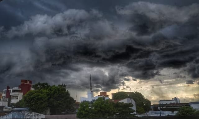 Viernes caluroso con lluvias y tormentas eléctricas según Meteorología