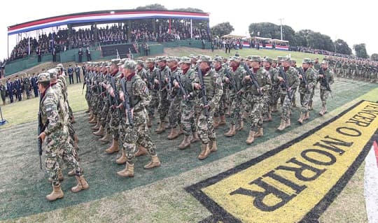 Santiago Peña retira a exjefe de Armada y otros oficiales