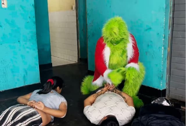 Perú: Policía se disfraza del Grinch para arrestar a vendedores de drogas
