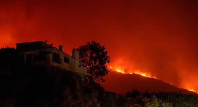 Incendio en Malibú provoca evacuaciones y alerta roja