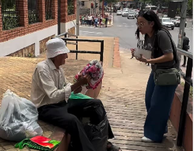 Jóvenes solidarios compraron toda la mercadería de un abuelito en Asunción