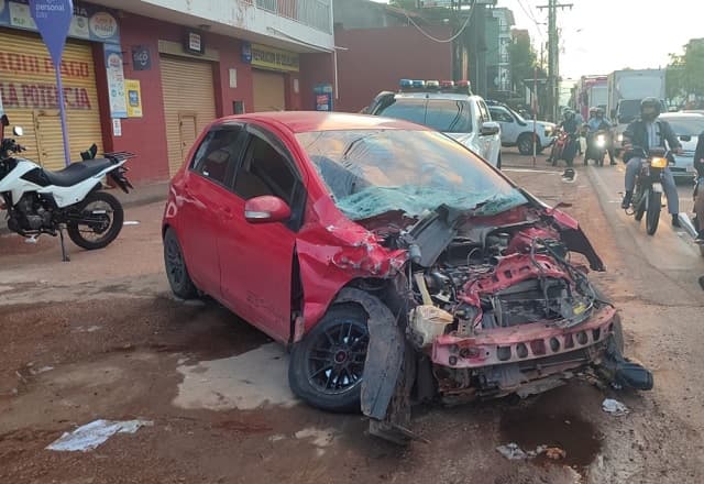 Choque por cruce de semáforo en rojo en Asunción