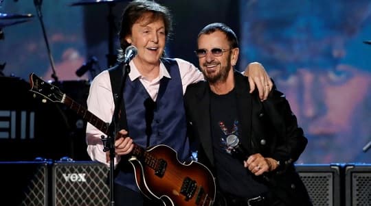 Paul McCartney y Ringo Starr se reencuentran en un histórico concierto