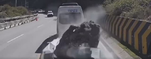 Roca cae sobre camioneta en Perú: tres muertos y un herido