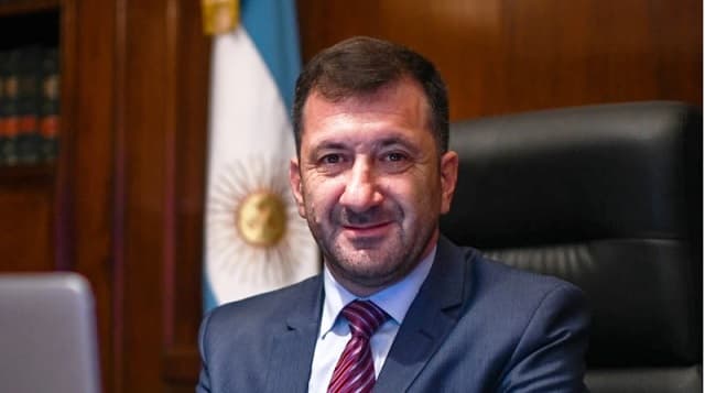 Arresto domiciliario para senador argentino detenido con dinero sin declarar