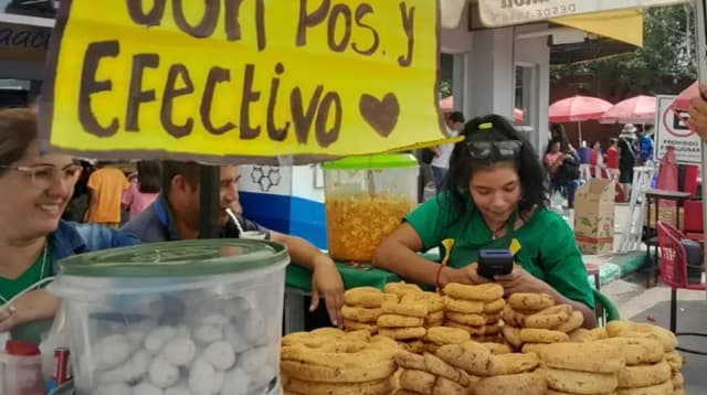 Caacupé: Vendedores de chipa implementan pago con POS en festividad mariana