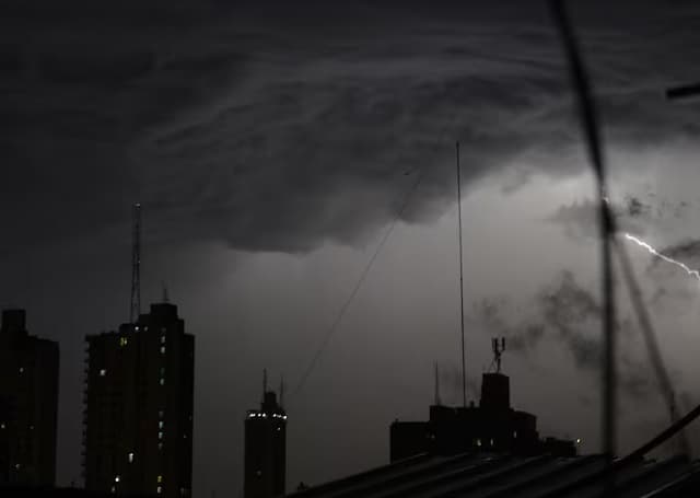 Alerta de tormentas severas en ocho departamentos del país