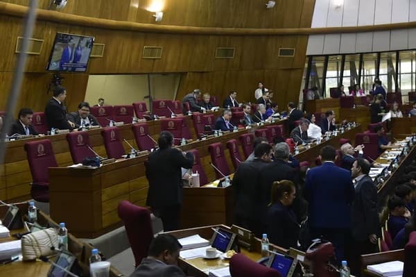 Diputados aprueban reinstaurar Pabellón Nacional de 1970