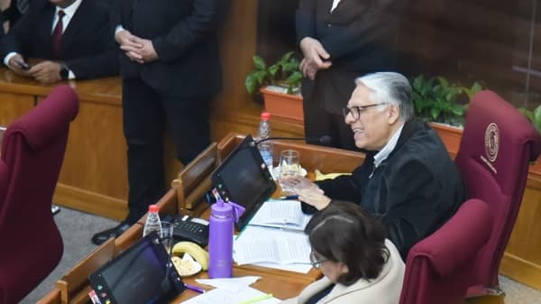 Senador critica aumento salarial y compara con Suecia