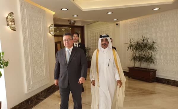 Senador Leite genera polémica por reunión con autoridades de Qatar