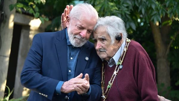 Lula condecora a Mujica con máxima distinción brasileña