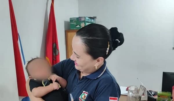 Policía en Concepción cuida a bebé de mujer detenida