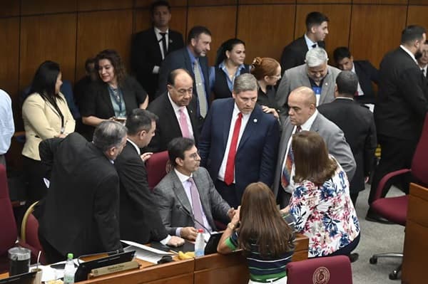 Crisis en el Senado: Disidentes colorados buscan retomar control