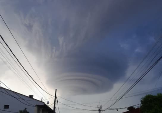 Fenómeno atmosférico: Nubes similares a un tornado sorprenden en Asunción