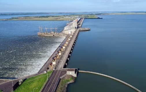 Escándalo en EBY: Telefonistas y guardias con sueldos millonarios