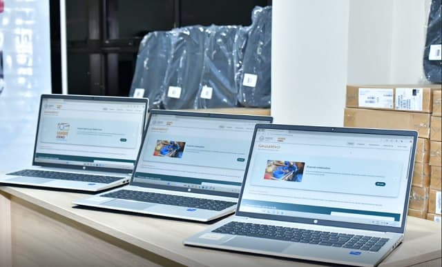 Itaipu entrega notebooks a la Contraloría para fortalecer Hambre Cero