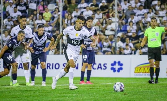 Olimpia empata con Ameliano gracias a dos penales del VAR