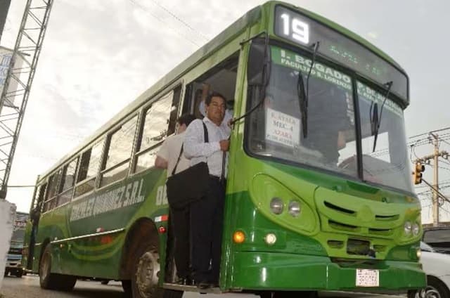 Dinatrán alerta sobre la circulación de buses con puertas abiertas