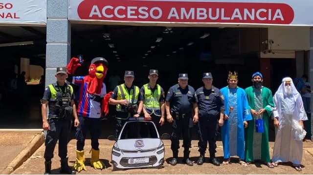 Policías y Reyes Magos llenan de alegría a niños en hospital
